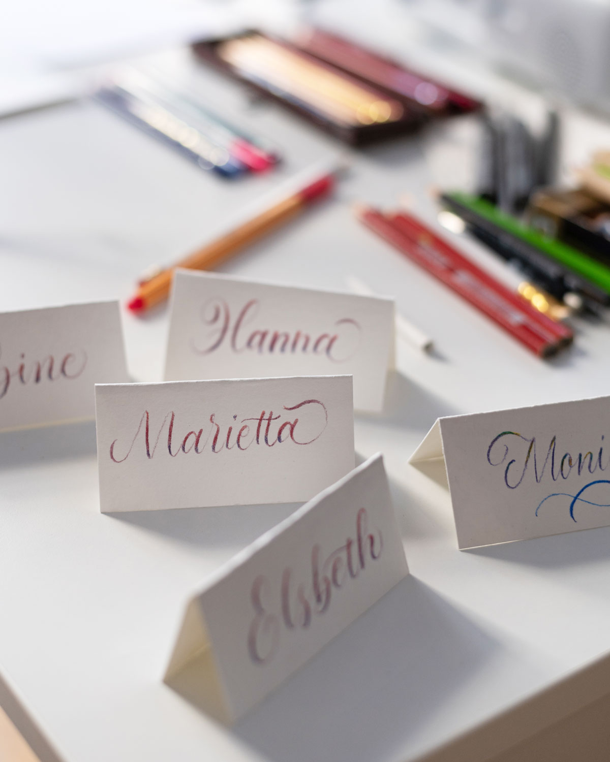 Namenskarten Kalligraphie mit Farbstiften | Ocker Studio