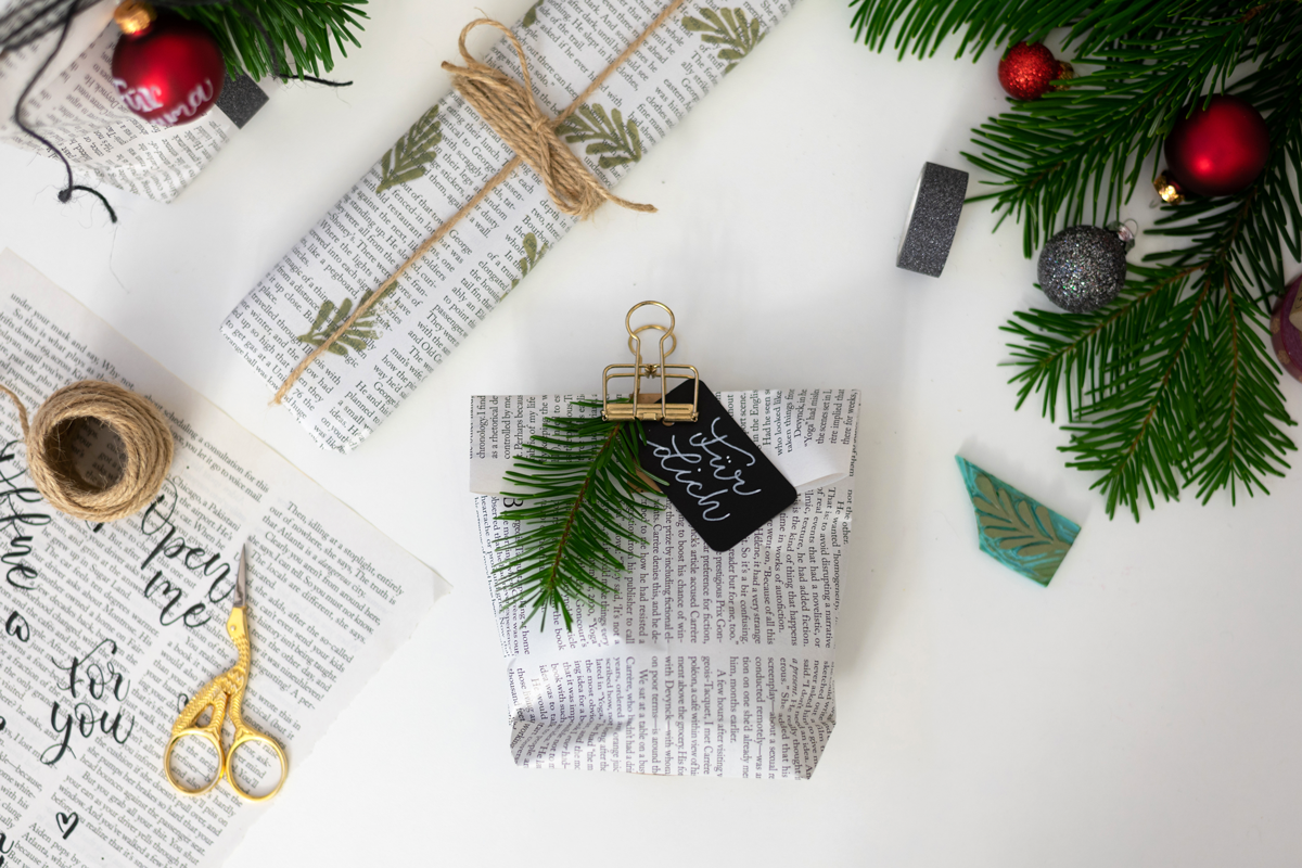 Geschenke verpacken mit Zeitungspapier | Ocker Studio