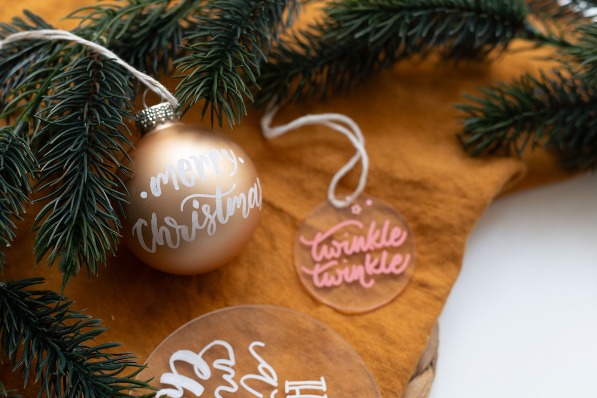 Weihnachtskugel Lettering | Ocker Studio