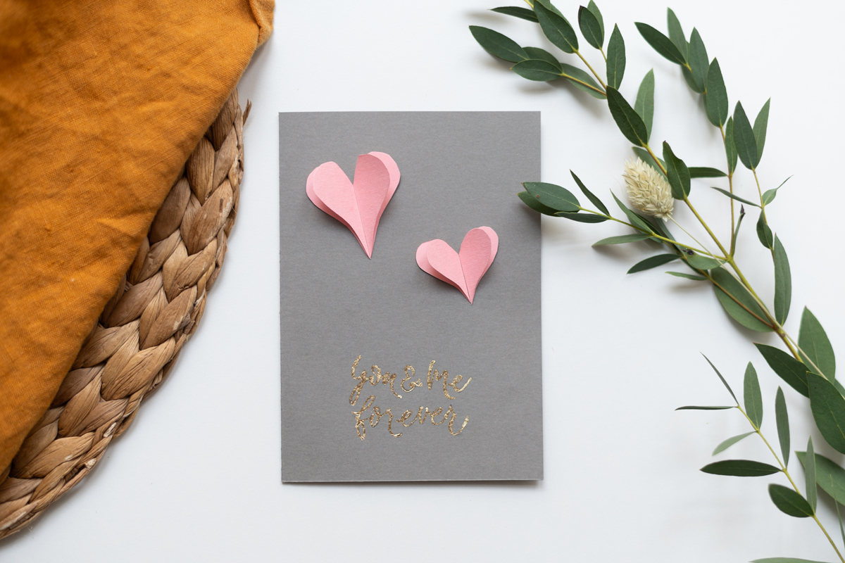 Valentinstagskarte mit 3D-Herzen und Gold-Lettering | Ocker Studio