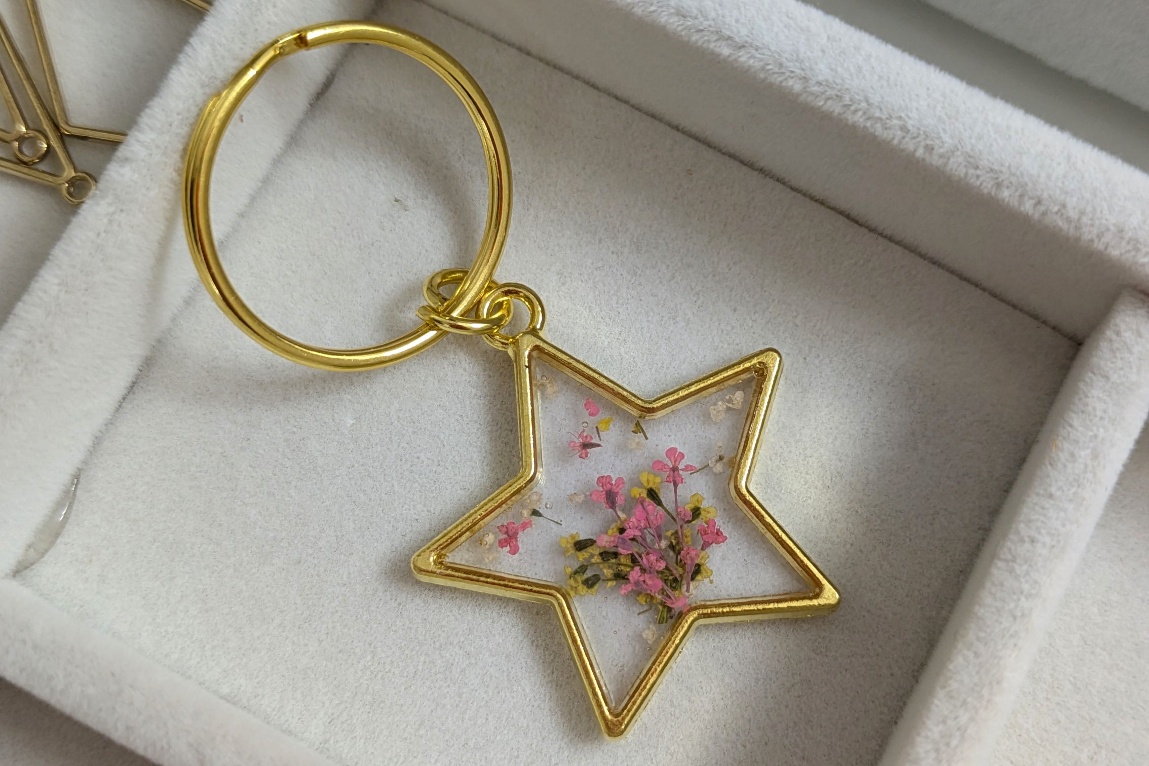 Resin-Trockenblumen-Anhänger von Lisas Thing | Ocker Studio Resin-Trockenblumen-Anhänger von Lisas Thing | Ocker Studio